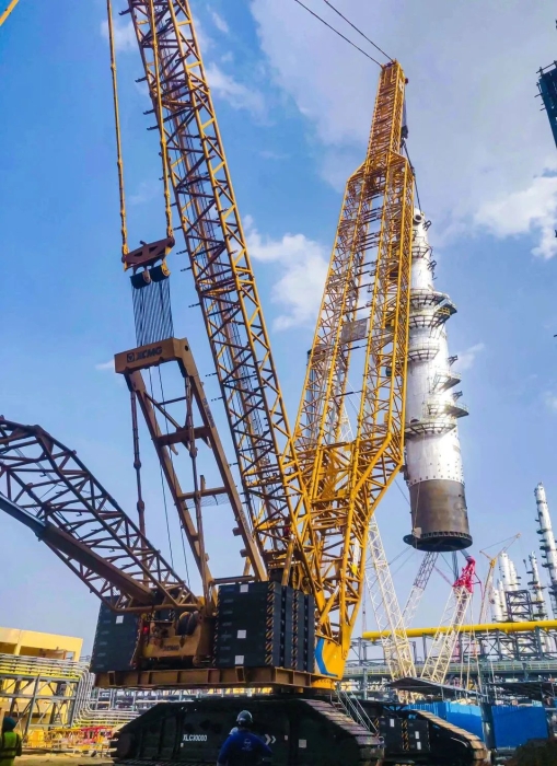 奔赴外洋！凯时尊龙官网网址履带起重机跨海助建大型石油炼化项目